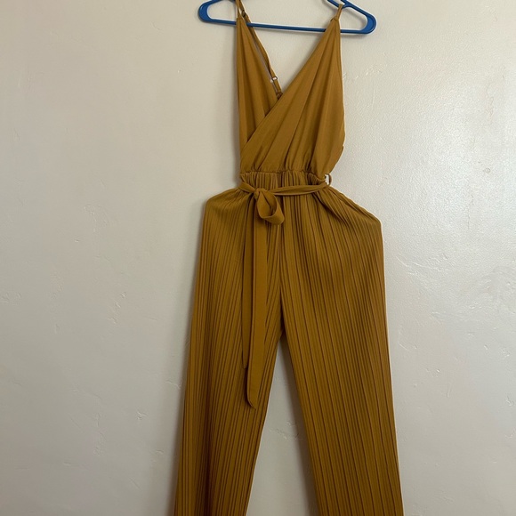 Summer woman’s yellow jumpsuit, medium size and new. - Picture 2 of 5